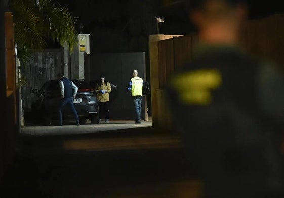 Agentes de la Policía Científica inspeccionan el lugar del crimen, este miércoles por la noche.