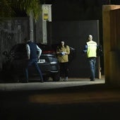 Agentes de la Policía Científica inspeccionan el lugar del crimen, este miércoles por la noche.