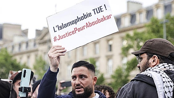 Un asesinato en una mezquita pone el racismo contra los musulmanes en el centro del debate en Francia