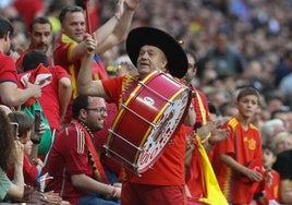 Manolo 'el del Bombo', animando durante un partido de la selección española.