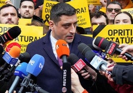 El ultra George Simion, rodeado de prensa, es el favorito para ganar las elecciones rumanas.