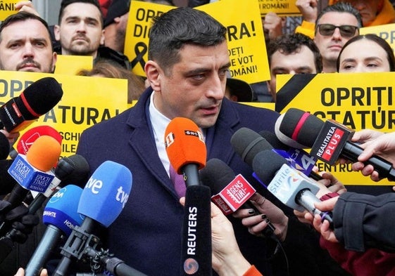 El ultra George Simion, rodeado de prensa, es el favorito para ganar las elecciones rumanas.