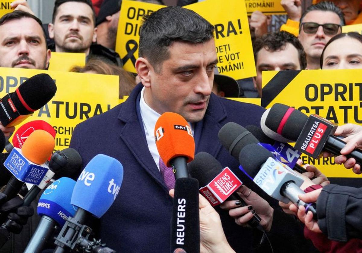 El ultra George Simion, rodeado de prensa, es el favorito para ganar las elecciones rumanas.