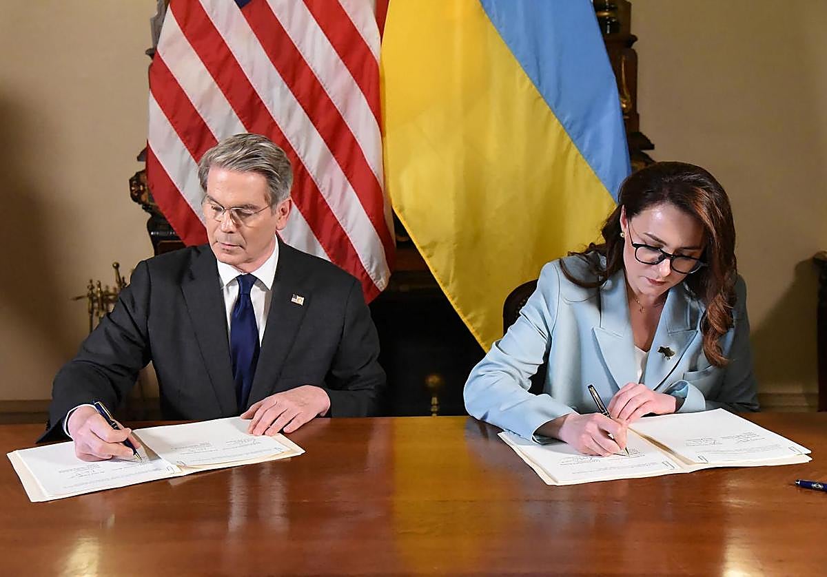 Scott Bessent (EE UU) y Yulia Sviridenko (Ucrania) firman el acuerdo sobre minerales críticos.