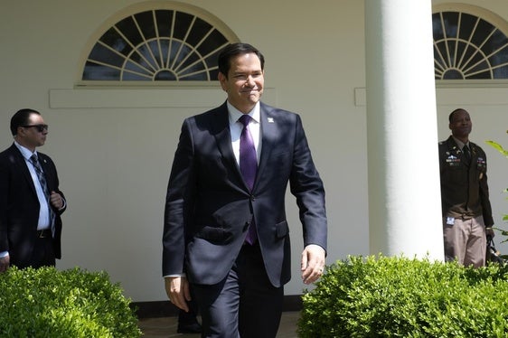 Marco Rubio camina por el exterior de la Casa Blanca.