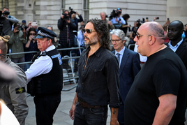Russell Brand a su salida de los juzgados