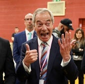 Nigel Farage muestra su alegría por los seis votos que han dado a su partido el escaño en el distrito de Runcorn y Helsby.