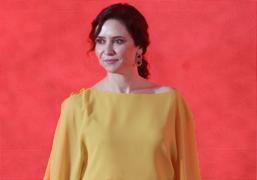 Isabel Díaz Ayuso, espectacular, con el conjunto de invitada perfecto: blusa vaporosa y la falda más favorecedora