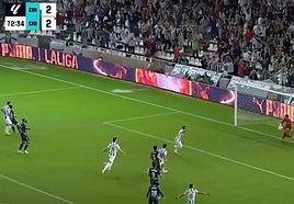 El Córdoba tumba a un Cádiz con diez y presenta su candidatura al 'playoff'