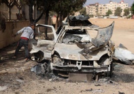 Un niño revisa un vehículo destruido en Ashrafiyat Sahnaya, cerca de Damasco.