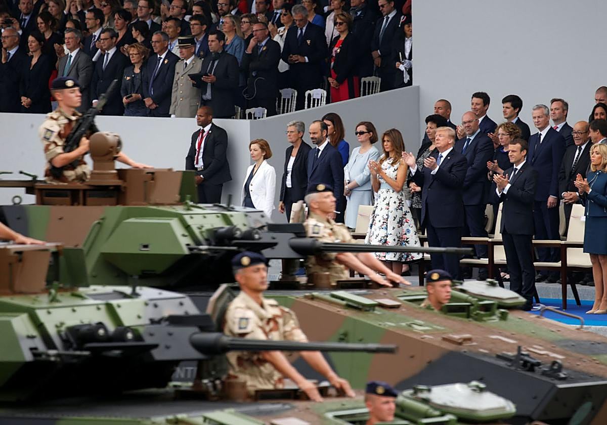 Donald Trump con su esposa, Melania, junto a Emmanuel Macron y su mujer, Brigitte, en el desfile del 14 de julio en París en 2017.