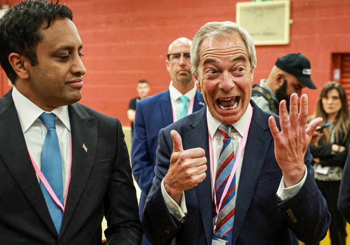 Nigel Farage muestra su alegría por los seis votos que han dado a su partido el escaño en el distrito de Runcorn y Helsby.