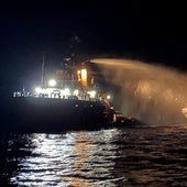 Un remolcador apaga el incendio en el buque 'Conscience' de la Flotilla de la Libertad de Gaza tras el ataque.