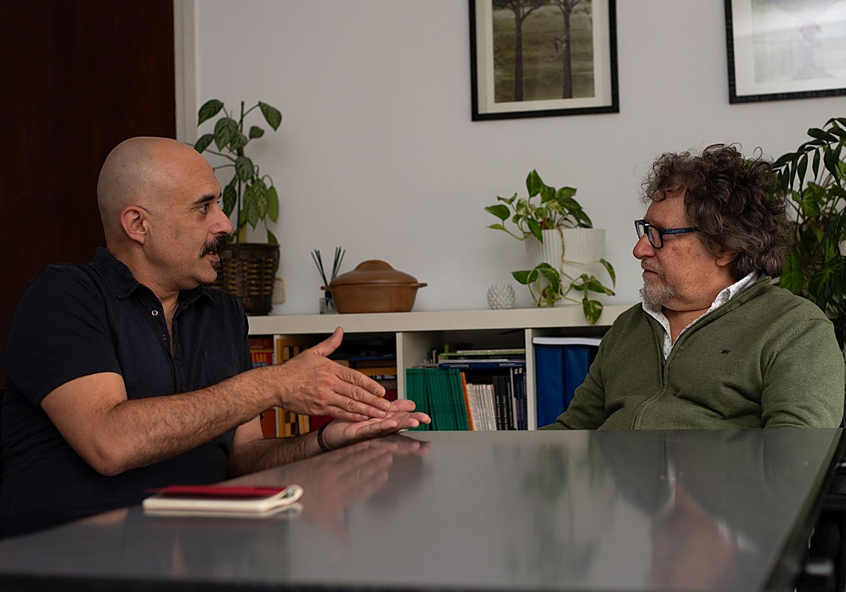 Miguel Lázaro y Alfredo Waisblat preparan el taller de reflexión para hombres que tienen parejas que fueron maltratadas, en Madrid.