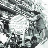 Manolo el del Bombo, en la Avenida de Suecia, durante el Mundial de España, en 1982.