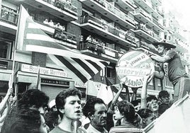 Manolo el del Bombo, en la Avenida de Suecia, durante el Mundial de España, en 1982.