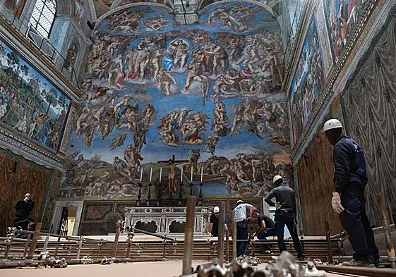 Instalación de tarimas en la Capilla Sixtina.