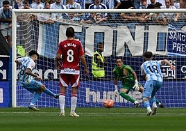 El Málaga se lleva el derbi andaluz y acaricia la permanencia