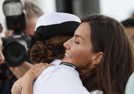 La reina Letizia visita a la princesa durante una escala en Panamá