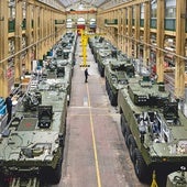 Vehículos blindados 8x8 en el taller de montaje de la fábrica de armas de Trubia, sede en Asturias de Santa Bárbara Sistemas.