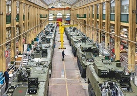 Vehículos blindados 8x8 en el taller de montaje de la fábrica de armas de Trubia, sede en Asturias de Santa Bárbara Sistemas.