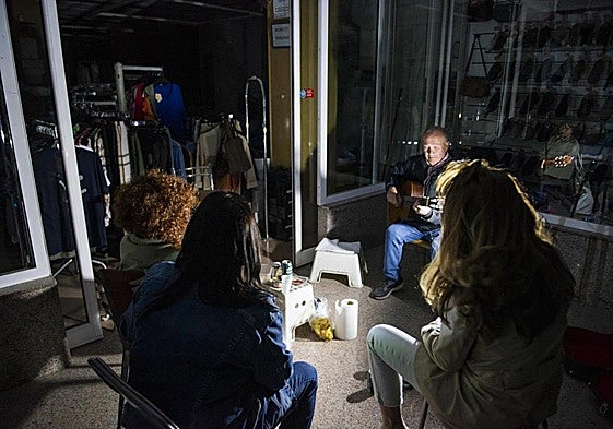 Un grupo de personas durante el apagón en Albacete