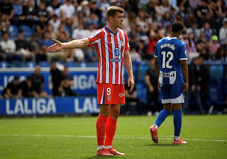 Sorloth gesticula durante el duelo entre Alavés y Atlético.