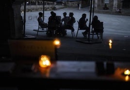Gente en una terraza en Ourense durante el apagón del pasado lunes.