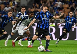 Asllani marca de penalti para adelantar al Inter.