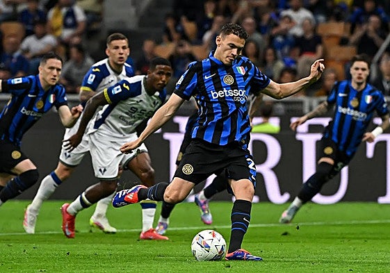 Asllani marca de penalti para adelantar al Inter.