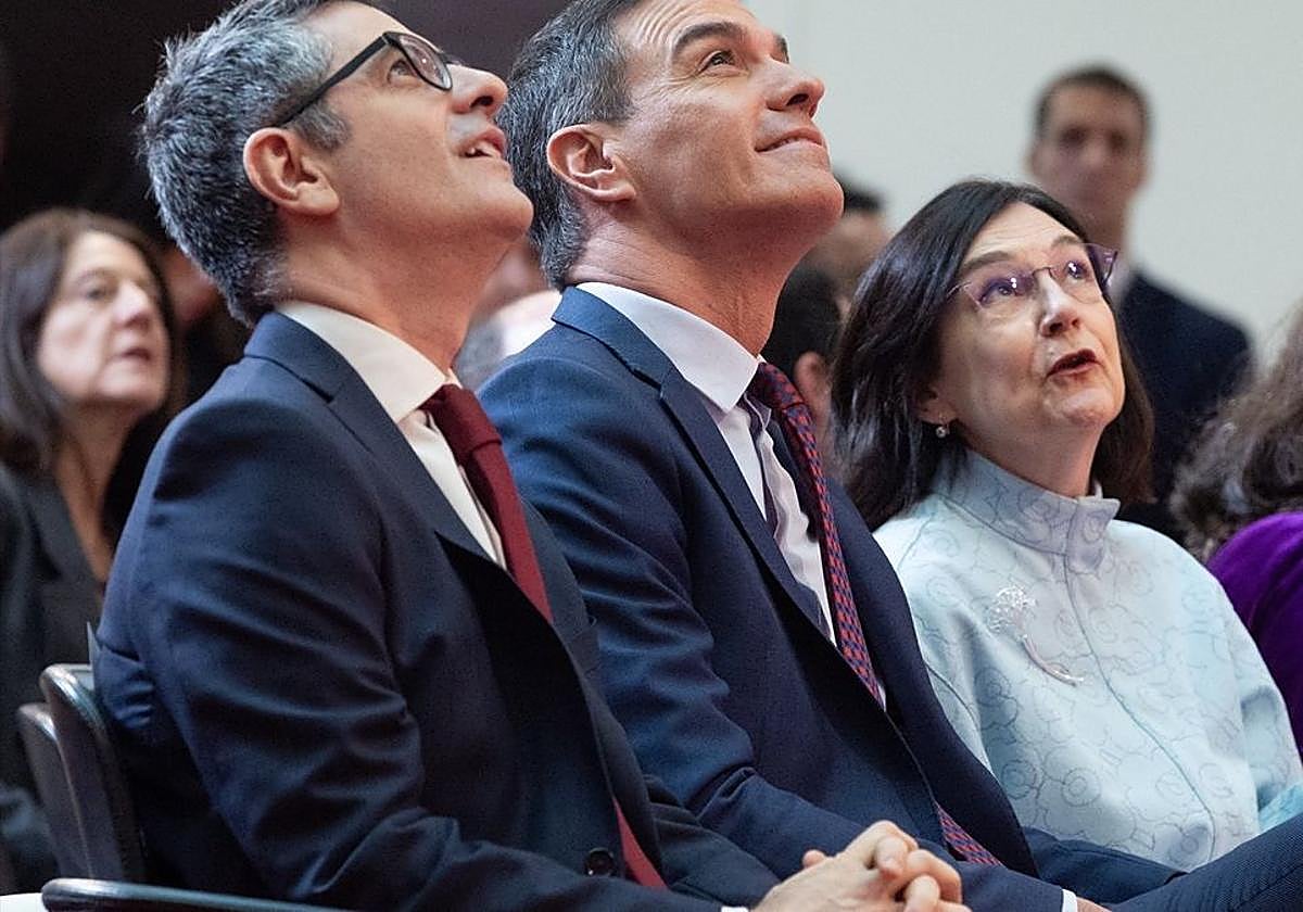 El presidente del Gobierno, Pedro Sánchez, junto a la presidenta de la Comisión Nacional de los Mercados y la Competencia, Cani Fernández