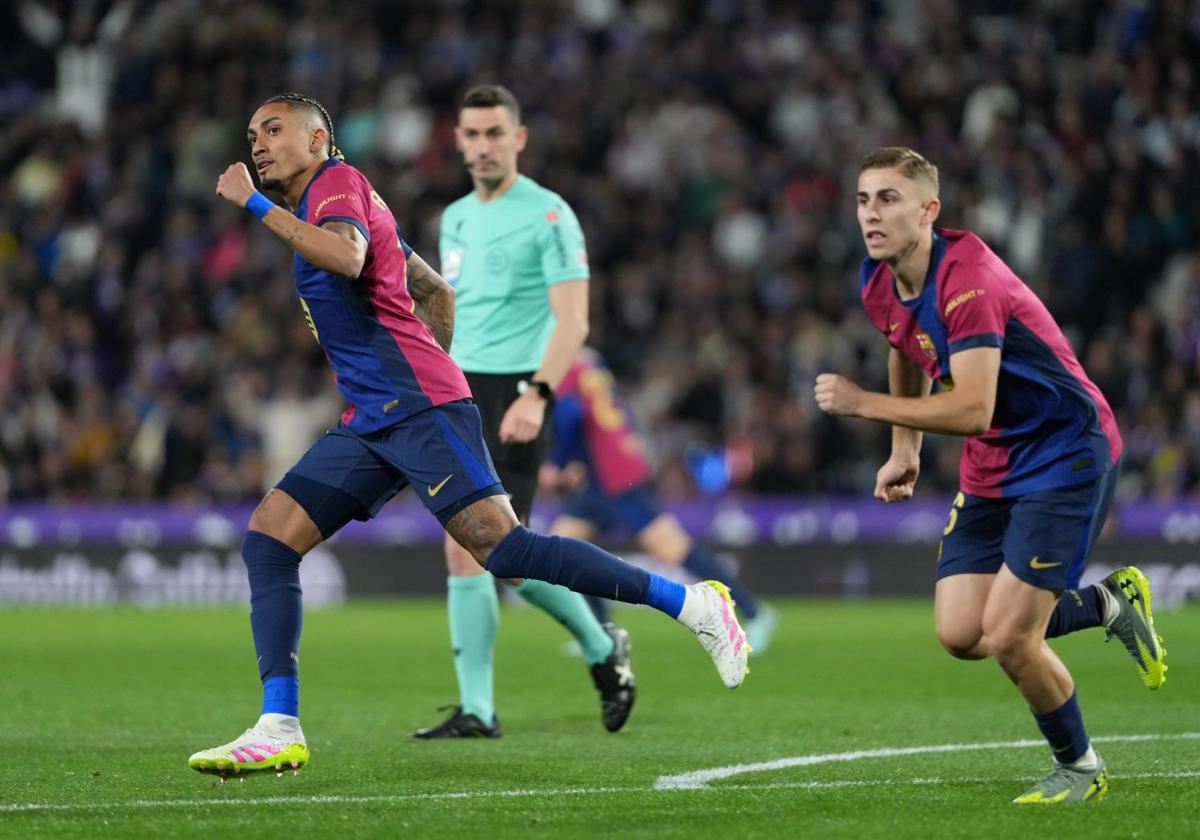 Raphinha and Fermín celebrate the first of the goals that secured Barcelona's comeback at Zorrilla.