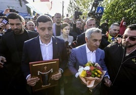 George Simion y Calin Georgescu acudieron juntos a votar.