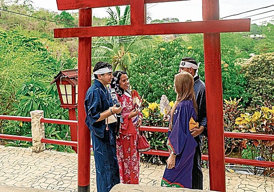 Una llamativa Torii -puerta sagrada- de madera pintada de rojo recibe a los turistas.