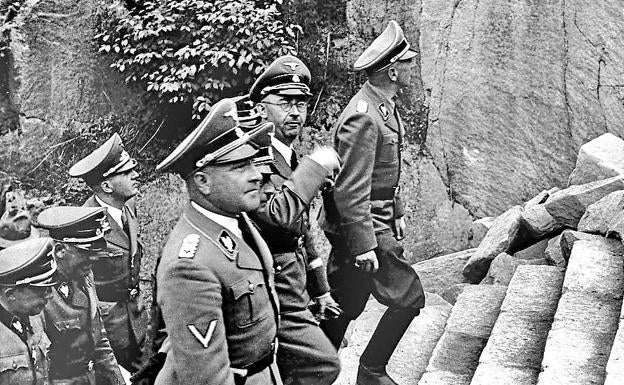 Jerarcas nazis, entre ellos Himmler, visitan el campo.