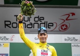 Joao Almeida celebra su victoria en el Tour de Romandía.