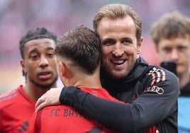 Harry Kane abraza a Joshua Kimmich.
