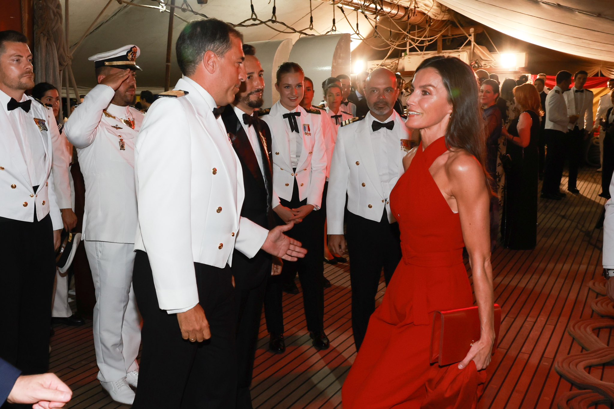 El reencuentro entre la reina Letizia y la princesa Leonor, en imágenes |  Las Provincias