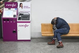 Viajero espera en la estación de tren.