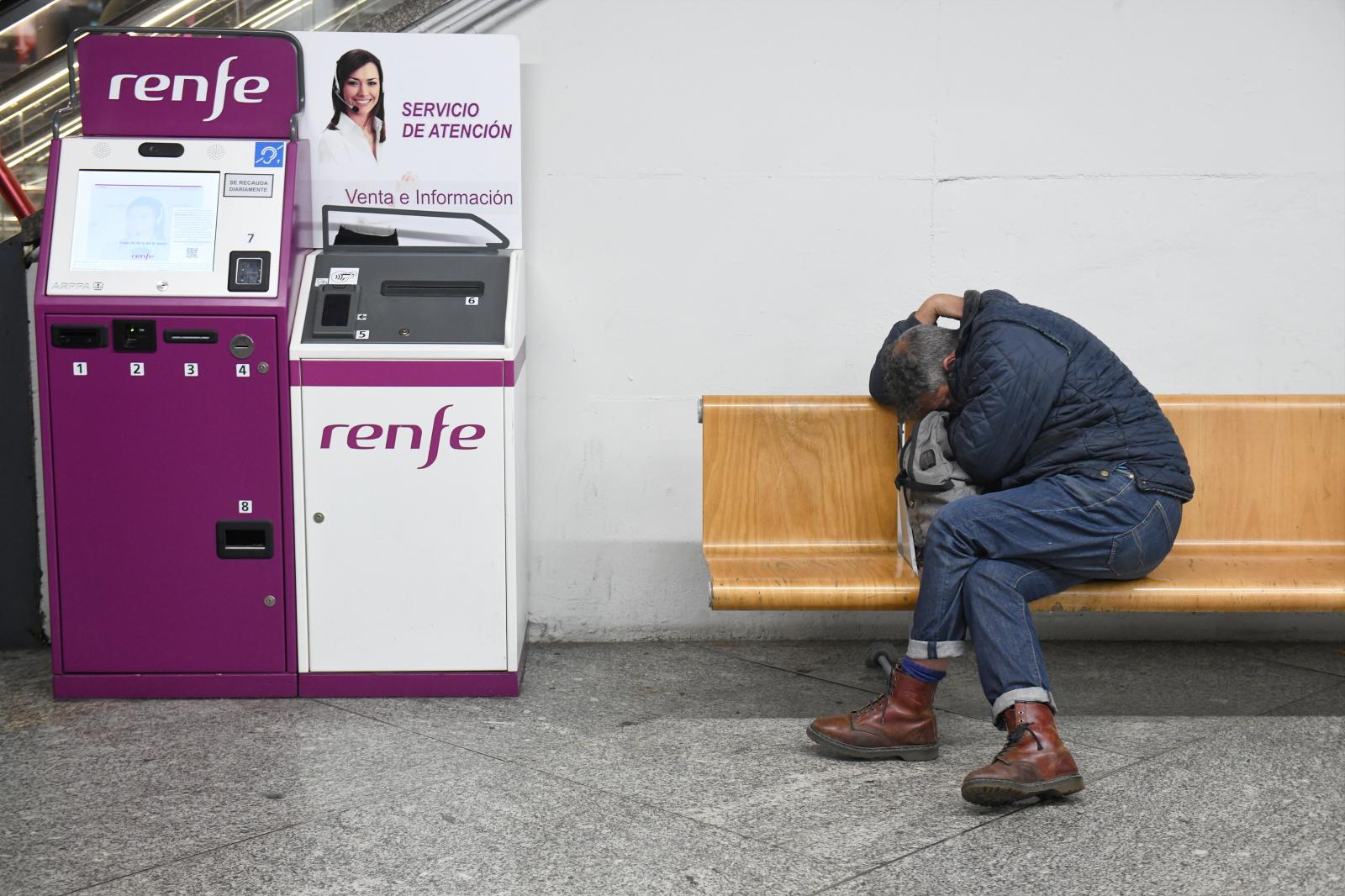 Viajero espera en la estación de tren.