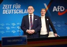 Alice Weidel y Tino Chrupalla, líderes del partido ultraderechista alemán AfD, en una rueda de prensa.