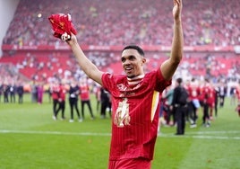 Trent Alexander-Arnold celebra el título de la Premier conquistado con el Liverpool.