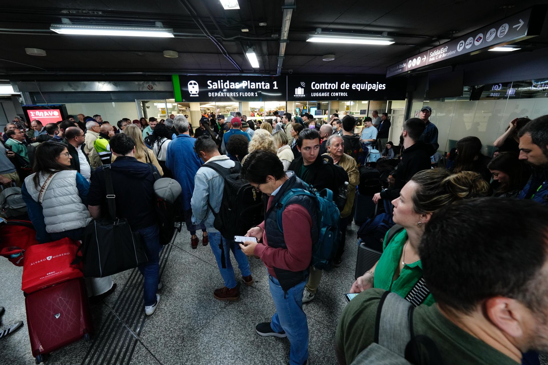 Centenares de personas a la espera del restablecimiento de la circulación ferroviaria en Atocha