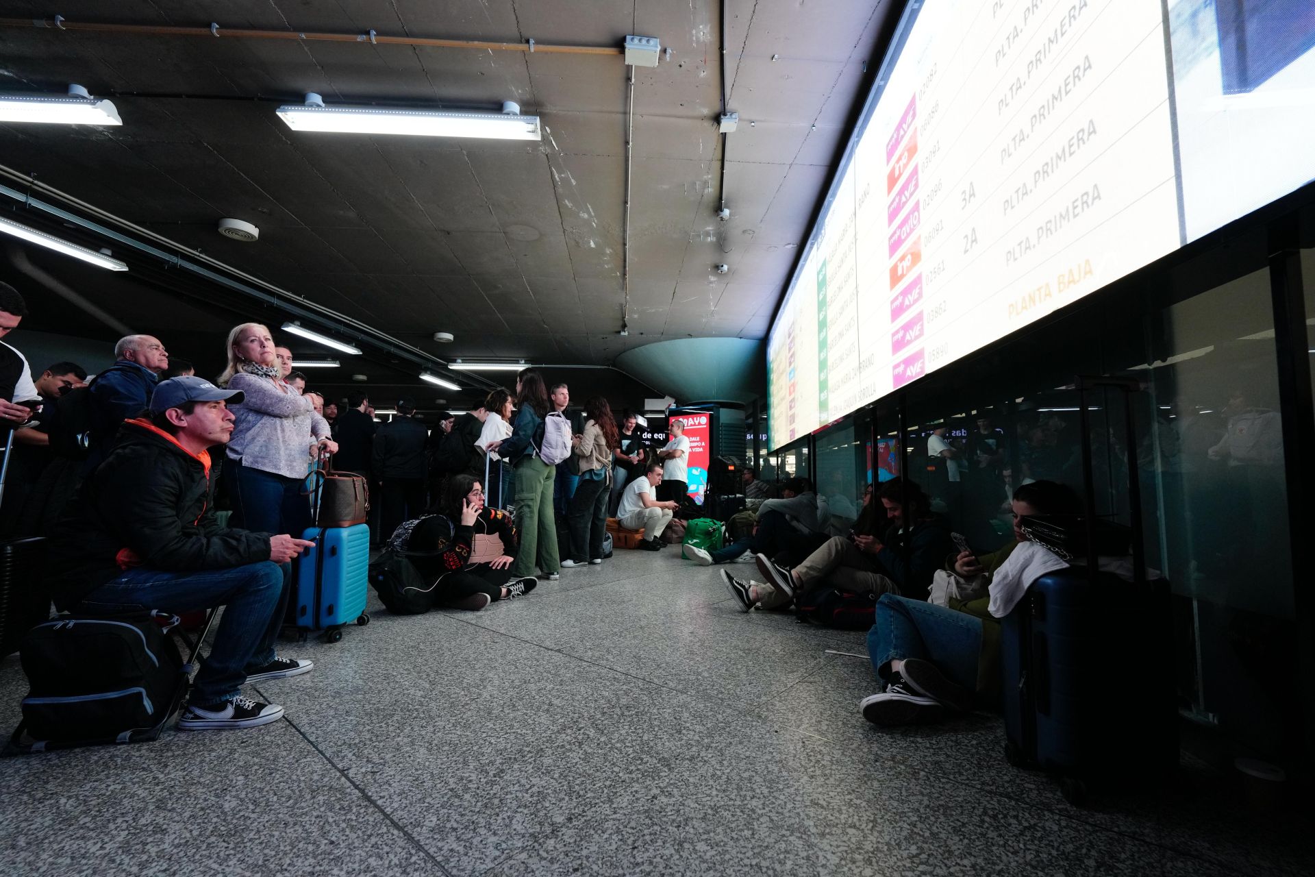 Usuarios de Renfe esperan a la salida de trenes en Atocha