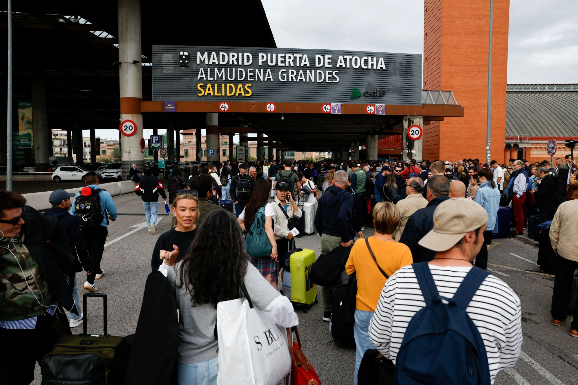 Pasajeros a la entrada de Atocha a primera hora de la mañana de este lunes, 5 de mayo