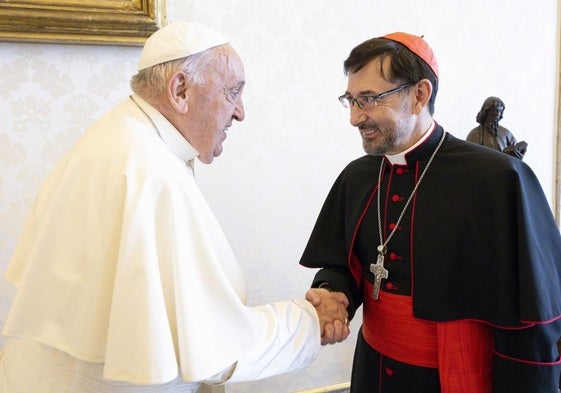 José Cobo, en un encuentro en el Vaticano con el Papa Francisco.