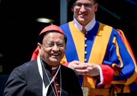 El cardenal Charles Maung Bo de Myanmar sale después de la reunión de la Congregación General de Cardenales.