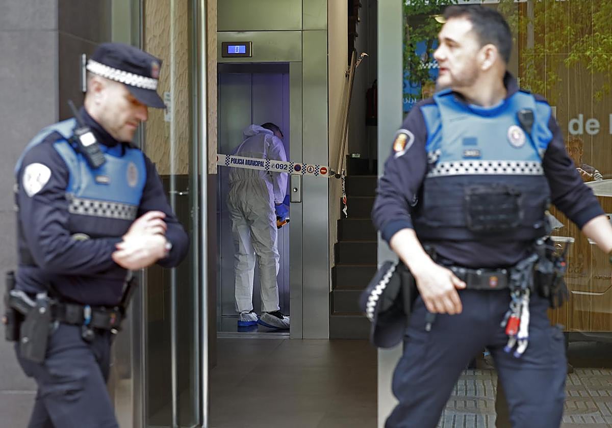 La Policía Municipal de Pamplona investiga el fallecimiento de un hombre que ha sido encontrado muerto en un charco de sangre en el rellano de un edificio del barrio pamplonés de San Juan.