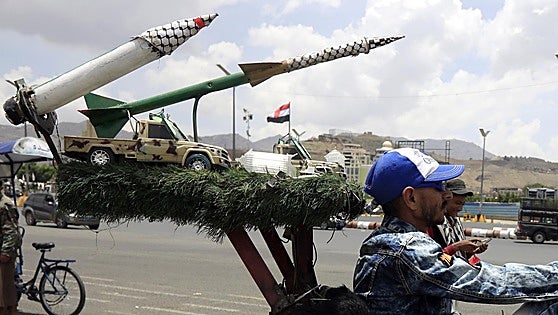 Israel y Estados Unidos responden a los ataques hutíes con bombardeos contra el puerto yemení de Hodeidah