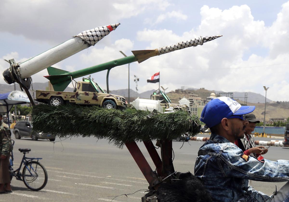 Israel y Estados Unidos responden a los ataques hutíes con bombardeos contra el puerto yemení de Hodeidah